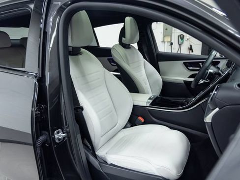 Used 2024 Mercedes-Benz GLC 300 4MATIC image 24