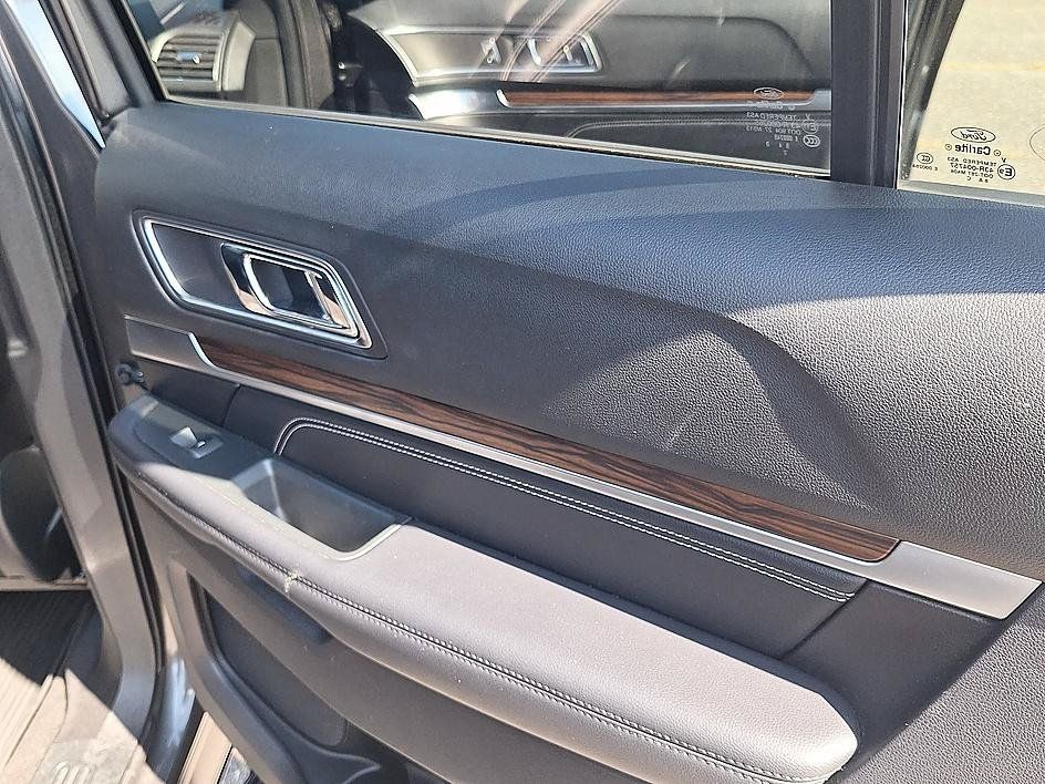 Used 2019 Ford Explorer Limited w/ Ford Safe & Smart Package AWD/4WD image 29