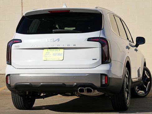 Used 2025 Kia Telluride EX w/ EX Captain's Chair Package AWD/4WD image 5