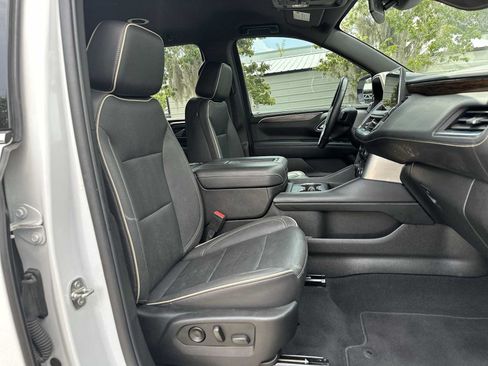Used 2023 Chevrolet Suburban Premier AWD/4WD image 19