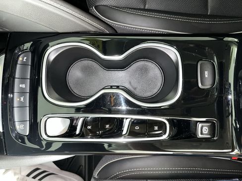 Used 2022 Buick Envision Essence w/ Safety Package FWD image 22