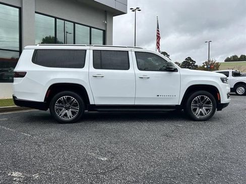 Used 2023 Jeep Wagoneer L Series II image 4