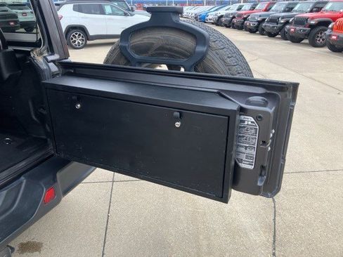 Certified 2018 Jeep Wrangler Unlimited Sahara image 28