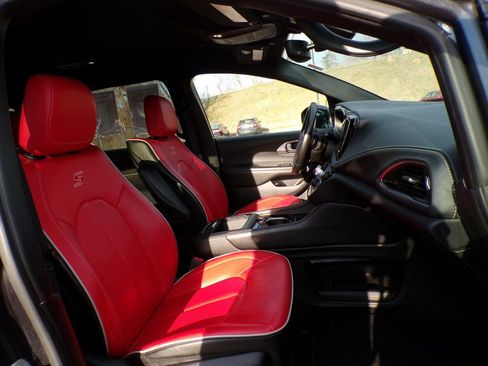 Used 2021 Chrysler Pacifica Limited w/ Uconnect Theater Family Group image 18