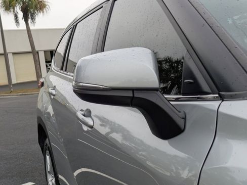 Used 2023 Toyota Highlander L image 11