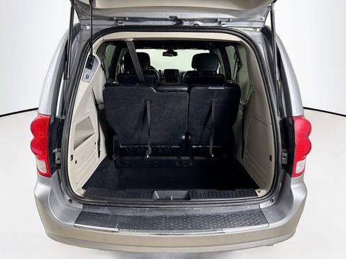 Used 2019 Dodge Grand Caravan SXT image 18