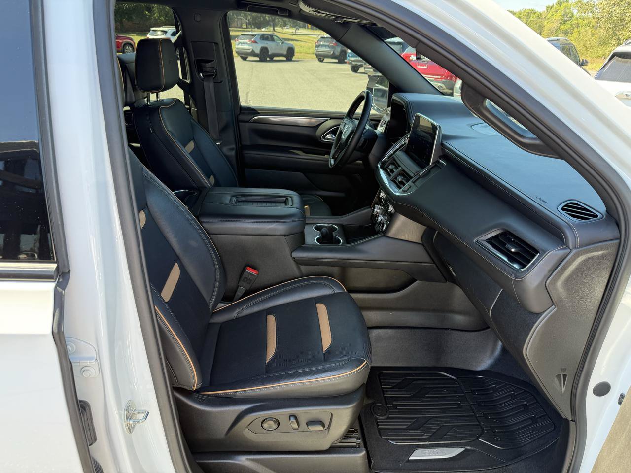 Used 2024 GMC Yukon AT4 w/ Technology Package AWD/4WD image 23