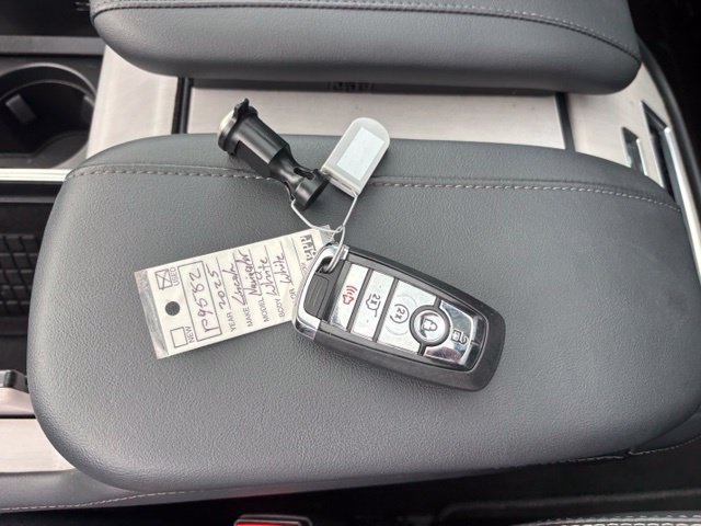 Used 2025 Lincoln Navigator Reserve AWD/4WD image 6