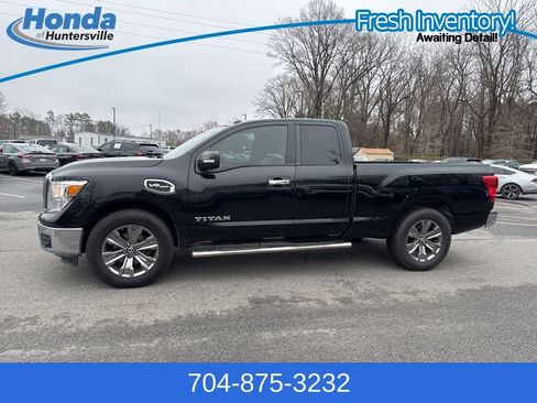 Used 2017 Nissan Titan SV image 5