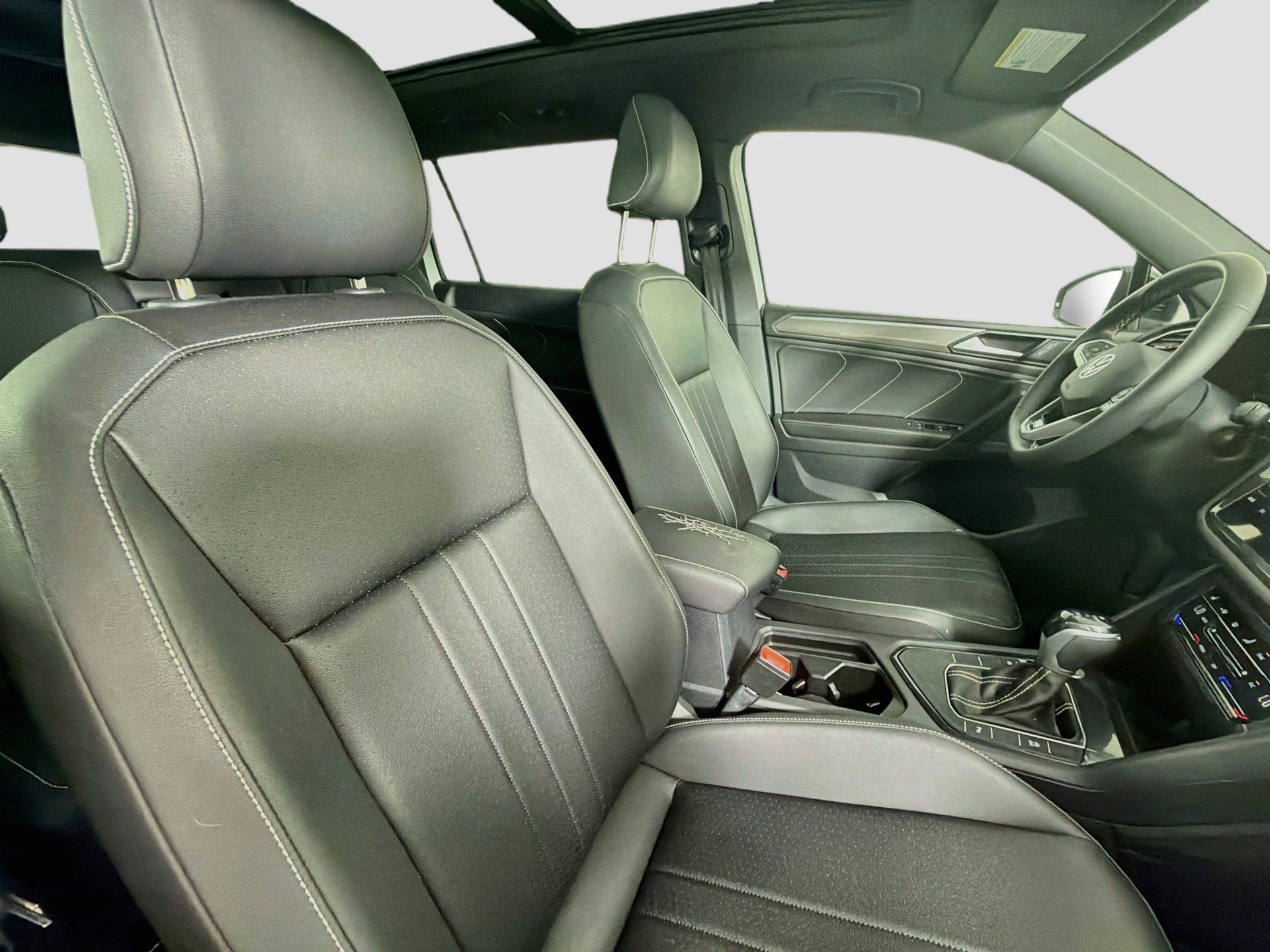 Used 2023 Volkswagen Tiguan SE R-Line FWD image 28