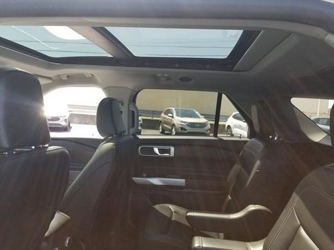 Used 2021 Ford Explorer XLT w/ Equipment Group 202A AWD/4WD image 17