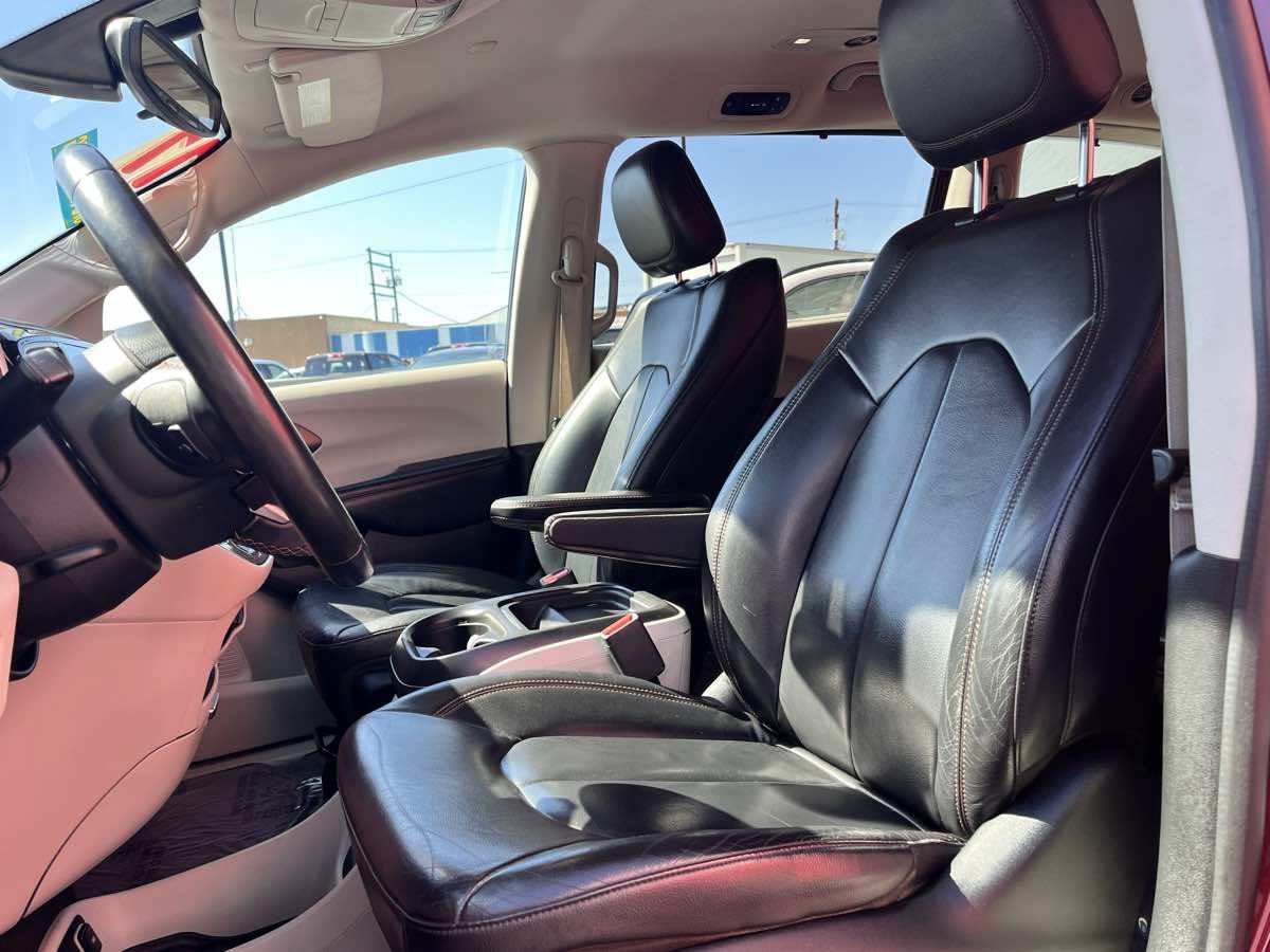 Used 2017 Chrysler Pacifica Touring-L FWD image 12