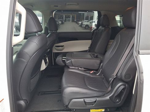 Used 2024 Kia Carnival EX image 10