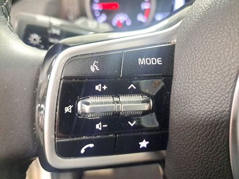 Used 2023 Kia Carnival EX image 25