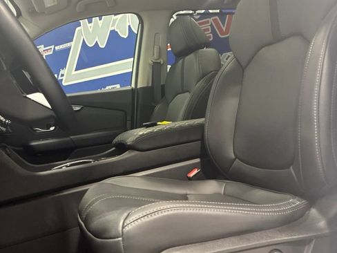 Used 2025 Honda Pilot Touring image 12