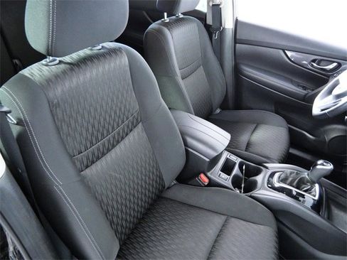 Used 2019 Nissan Rogue SV image 11