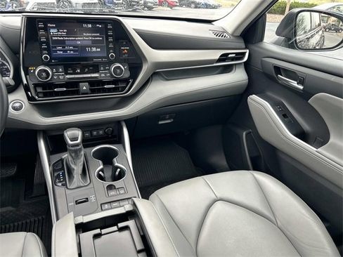 Used 2021 Toyota Highlander XLE image 18