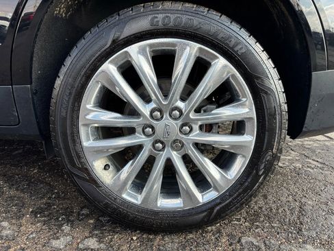 Used 2018 Cadillac XT5 Platinum image 2