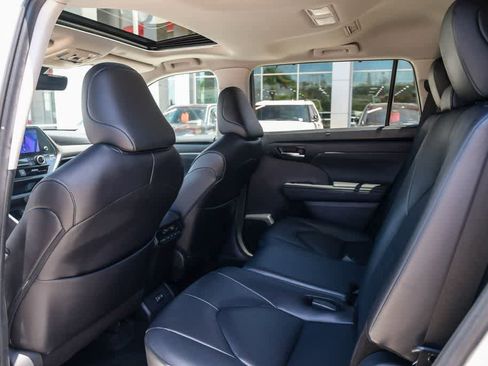 Used 2024 Toyota Highlander XLE FWD image 18