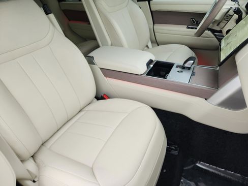 Certified 2025 Land Rover Range Rover SE AWD/4WD image 9