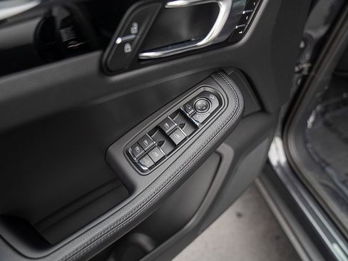 Used 2026 Porsche Macan AWD/4WD image 18
