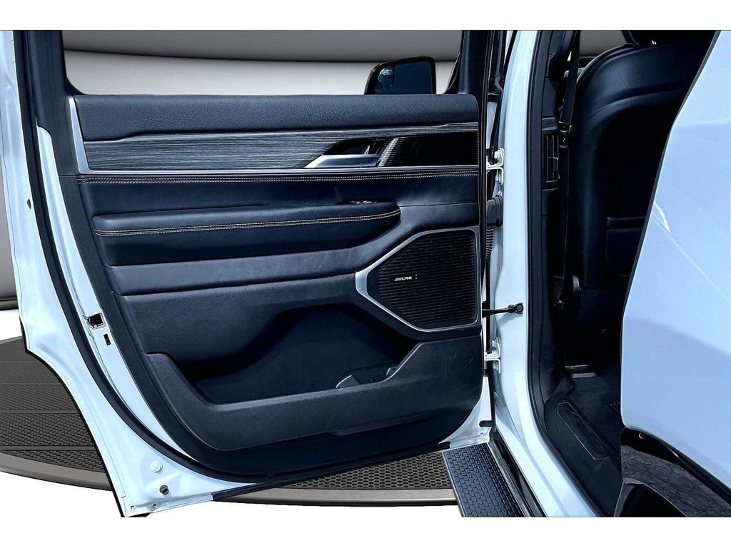 Certified 2024 Jeep Wagoneer Series II w/ Flexible Seating Group AWD/4WD image 36