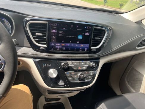 Used 2023 Chrysler Pacifica Touring-L w/ Uconnect Theater Family Group AWD/4WD image 8