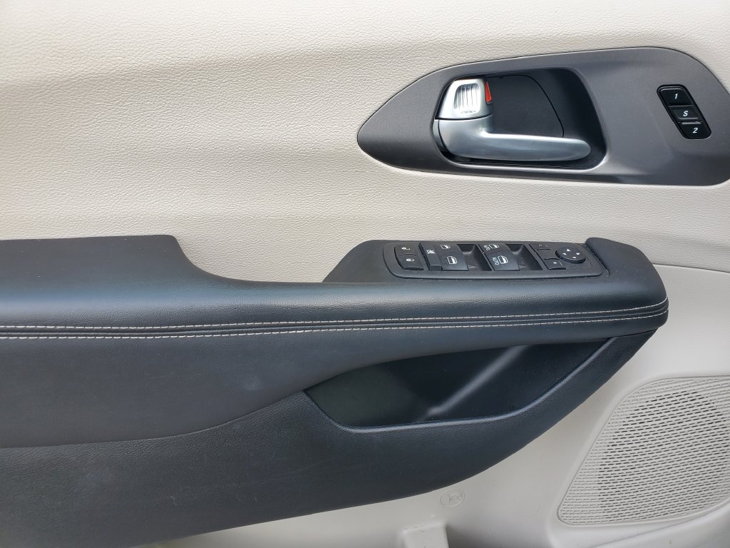 Used 2024 Chrysler Pacifica Touring-L FWD image 18