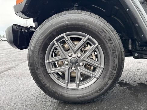 Used 2024 Jeep Gladiator Sport image 9