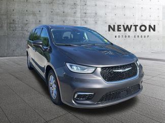 Used 2023 Chrysler Pacifica Touring-L FWD video 1