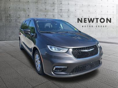 Used 2023 Chrysler Pacifica Touring-L