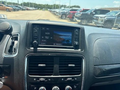 Used 2018 Dodge Grand Caravan SE FWD image 14