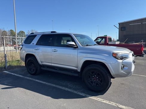 Used 2023 Toyota 4Runner SR5 Premium image 3