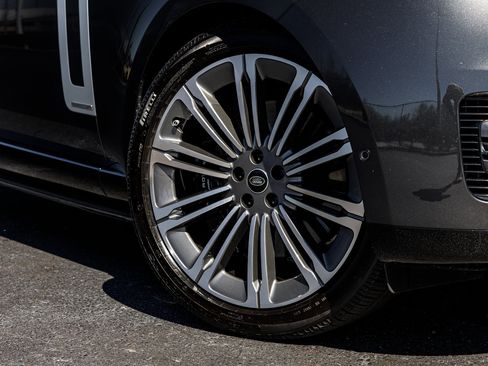 Used 2025 Land Rover Range Rover Long Wheelbase Autobiography image 21