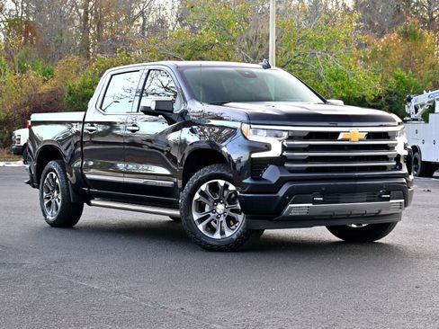 Used 2023 Chevrolet Silverado 1500 High Country w/ Technology Package image 2