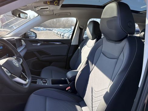 New 2026 Volkswagen Tiguan SE image 9