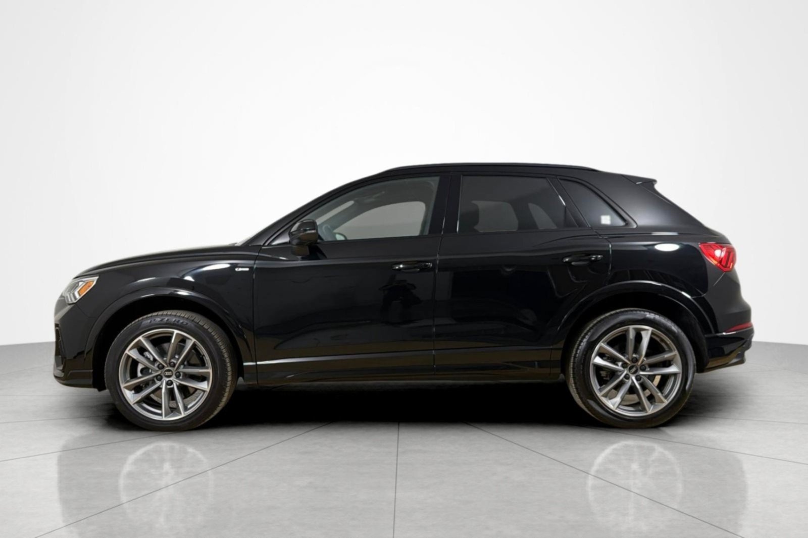 Used 2023 Audi Q3 2.0T Premium w/ Black Optic Sport Package AWD/4WD image 2