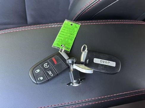 Used 2019 Jeep Grand Cherokee Trailhawk AWD/4WD image 30