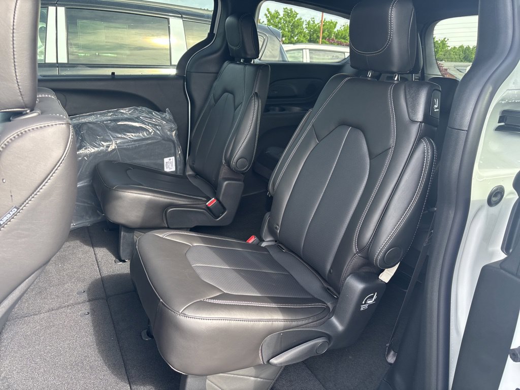 New 2027 Chrysler Pacifica Select w/ Family Tech Group AWD/4WD image 9