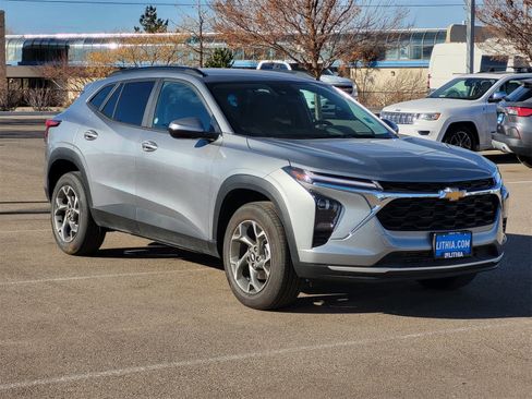 Used 2025 Chevrolet Trax LT w/ LT Convenience Package image 3
