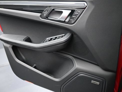 Certified 2025 Porsche Macan AWD/4WD image 24