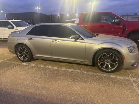 Used 2018 Chrysler 300 S w/ 300S Premium Group RWD image 2
