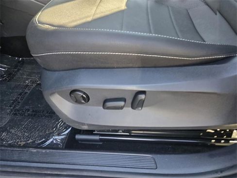 Used 2024 Volkswagen Taos SE image 12