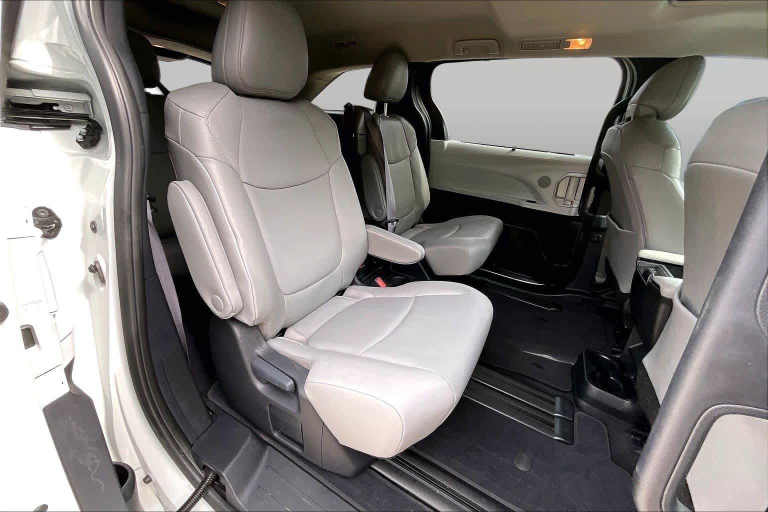 Used 2025 Toyota Sienna XLE FWD image 18