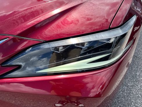 Used 2025 Lexus ES 300h Ultra Luxury w/ Accessory Package (Z1) FWD image 9
