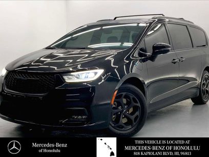 Used 2021 Chrysler Pacifica Limited w/ Uconnect Theater Family Group