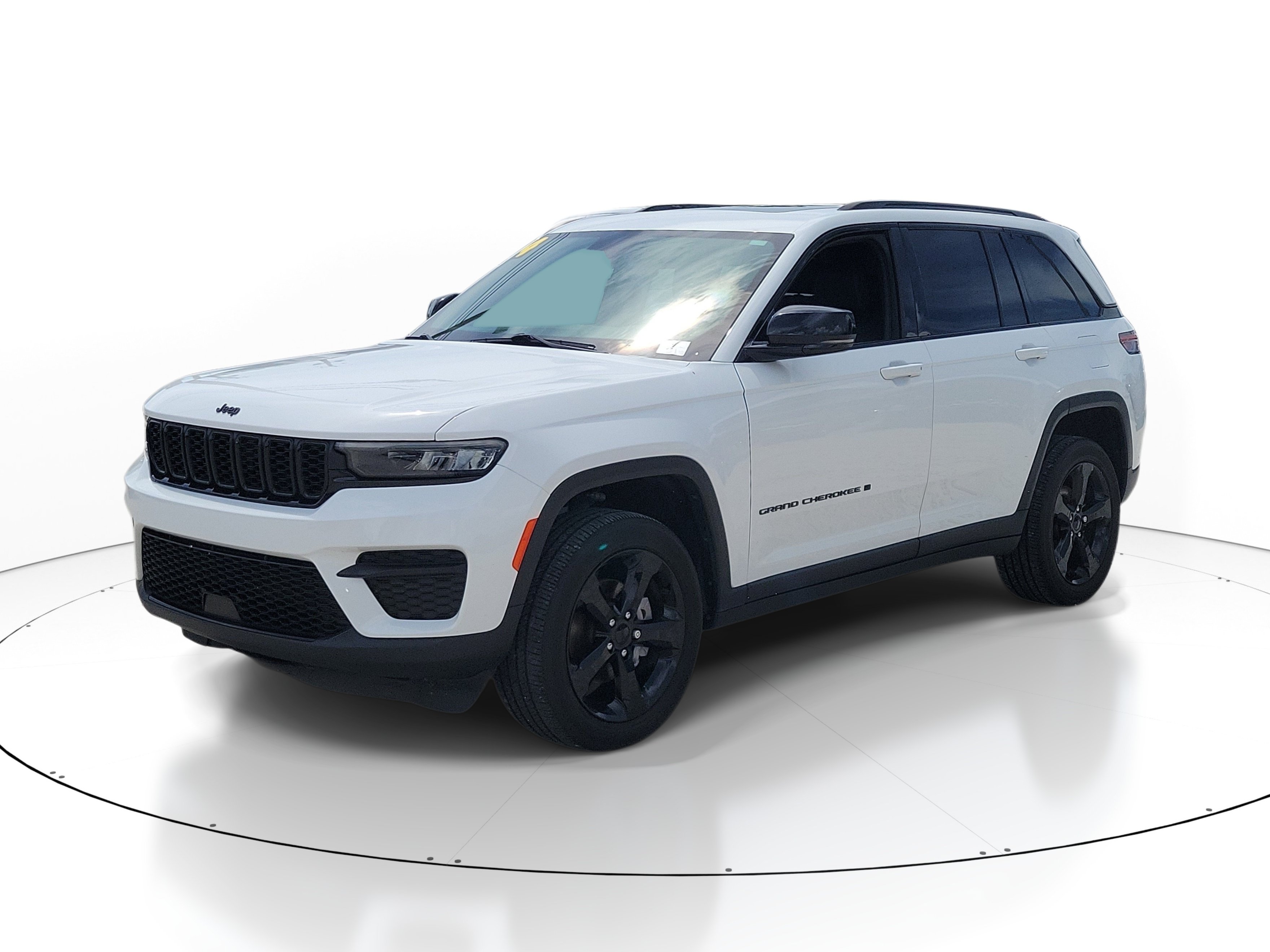 Used 2024 Jeep Grand Cherokee Altitude RWD image 3