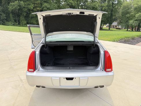 Used 2009 Cadillac DTS w/ Trunk Convenience Package FWD image 18
