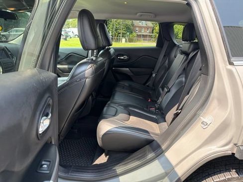 Used 2019 Jeep Cherokee Latitude Plus w/ Cold Weather Group AWD/4WD image 15