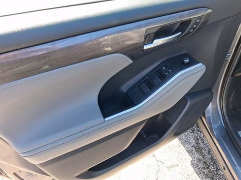 Used 2021 Toyota Highlander Limited AWD/4WD image 14